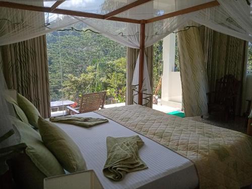 代尼耶耶Evergreen Villa - Sinharaja的一间卧室设有一张大床和大窗户