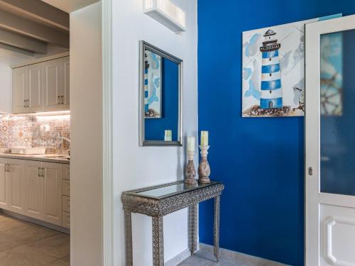 卡西奥皮Casa Markapela的厨房里一张桌子和蓝色的墙壁