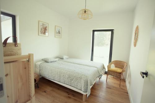 斯诺科Dom na Cuplu的白色卧室配有床和椅子