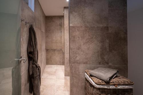 BisseeAntik-Hof Bissee的带淋浴的浴室和长凳