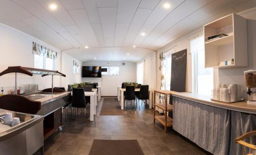 KontiolahtiMotelli Kontio的厨房以及带桌椅的用餐室。