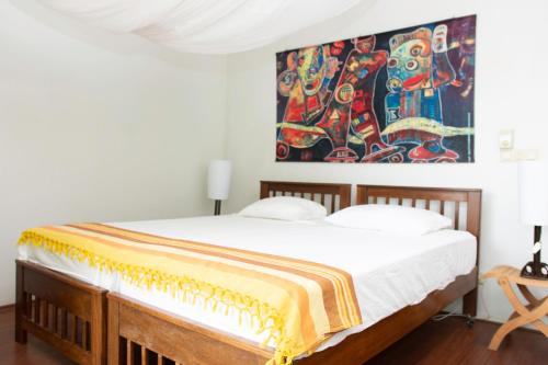 帕拉马里博Boom Apartments的一间卧室配有一张壁画床
