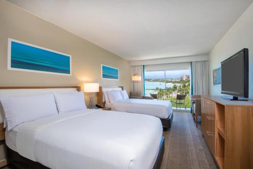 棕榈滩阿鲁巴假日酒店 - 海滩度假村及赌场的酒店客房设有两张床和一台平面电视。