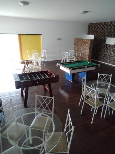 Hotel fazenda Pousada Fazendinha beach club arraial do cabo内的一张台球桌