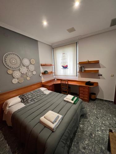 哈恩TORREPEREA- Piso completo的一间卧室配有一张床、一张书桌和一个窗户。
