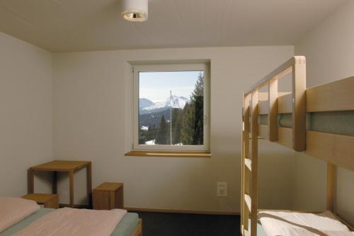 Valbella-Lenzerheide Youth Hostel客房内的一张或多张床位