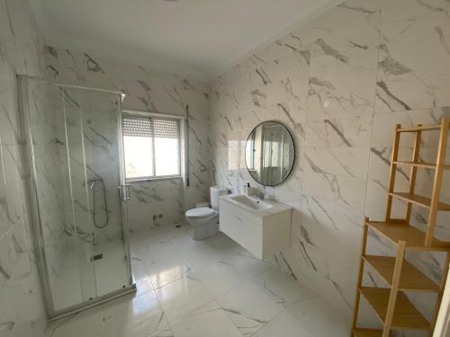 纳扎雷Zulla House的带淋浴、卫生间和盥洗盆的浴室