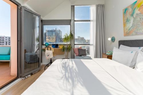 塞萨洛尼基卡拉万住宿加早餐旅馆的一间卧室设有一张大床和一个大窗户