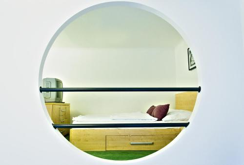 布达佩斯The Fashion Street Apartment的一间卧室,卧室配有一张圆镜子