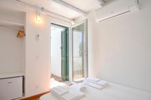 滨海波利尼亚诺A Casa di Elena的客房设有大窗户和白色墙壁。