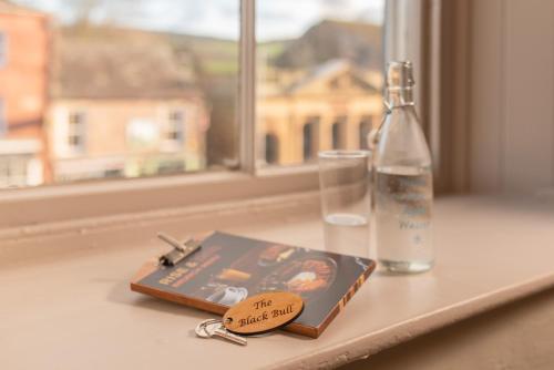 柯比斯蒂芬布莱克布尔酒店的窗台上一把钥匙和一本书