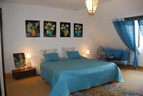武夫赖拉克洛瑟赖住宿加早餐酒店的一间卧室配有蓝色的床和椅子