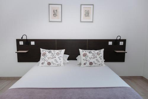 维塞乌HI Viseu - Pousada de Juventude的卧室配有带枕头的大型白色床