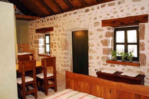 斯塔利格拉德-帕克利尼卡Stone House Varoš的一间客房内配有桌椅的房间