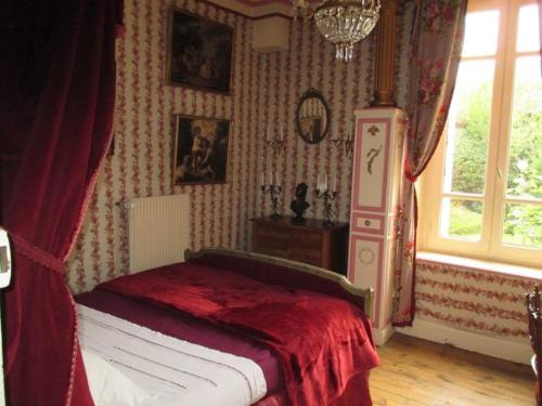 克莱蒙费朗Propriété Charbaymond的一间卧室配有一张床、一个梳妆台和一扇窗户。