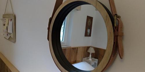 托德弗赫库姆勒多雷住宿加早餐旅馆的墙上的圆镜子,有木框
