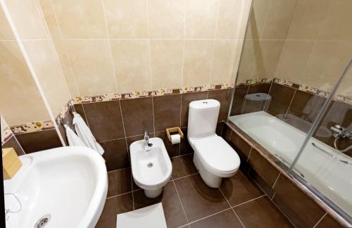 拉赫Apartamento Paseo Marítimo Laxe的浴室配有盥洗盆、卫生间和浴缸。