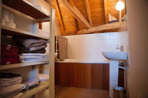 Baugé德大磨坊博戈住宿加早餐旅馆的浴室配有盥洗盆和浴缸。