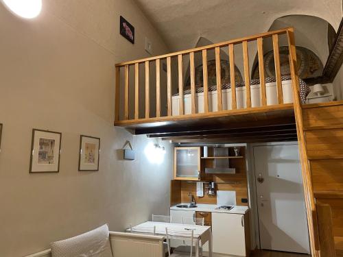 贝加莫Bramantesco的一间带楼梯的客厅和一间厨房