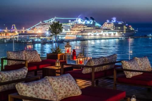 库萨达斯伊莱达先锋酒店的一家晚上在水中装有游轮的餐厅