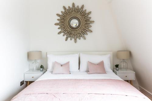 切斯特The Penthouses, 9 Albion Mews的一间卧室配有一张带粉红色枕头和镜子的床