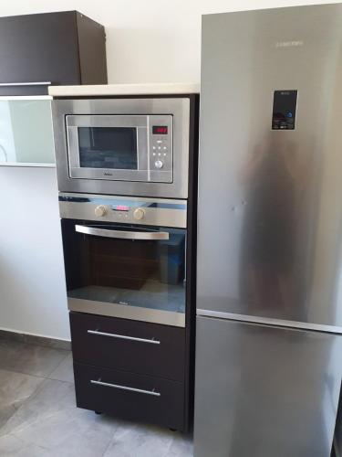 库特诺Noclegi 24/h Leszczynek的厨房配有微波炉和冰箱。