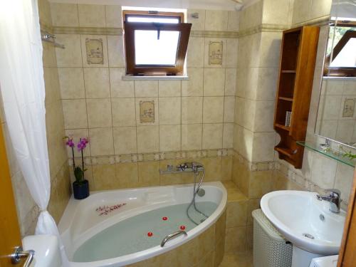 瓦莫斯Zafeiria's Suite的带浴缸和盥洗盆的浴室
