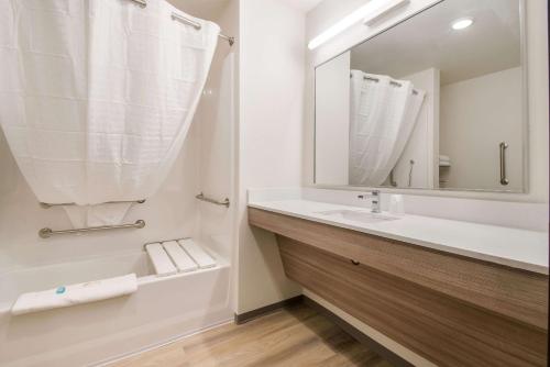 WoodSpring Suites Portland Vancouver的一间浴室