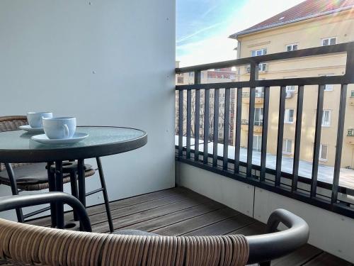 布拉迪斯拉发Historical Beer - Stein的阳台配有桌椅和窗户。
