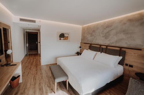 贝尔格拉诺将军镇Böden Hotel & Spa by AKEN Soul的卧室配有白色的床和椅子