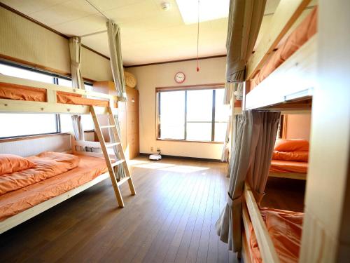 Tosa哈鲁诺宾馆的客房设有两张双层床和梯子