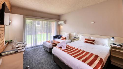 帕克斯法院街汽车旅馆的酒店客房设有两张床和窗户。