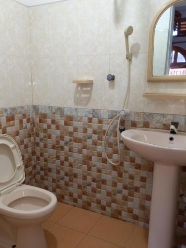 KalmunaikudiyiruppuVilla Luxez的一间带卫生间和水槽的浴室