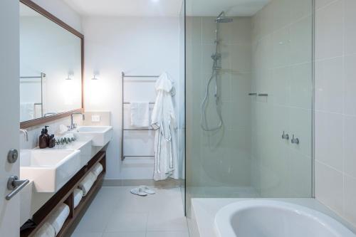 托基The Sands Torquay的一间带两个水槽和玻璃淋浴间的浴室
