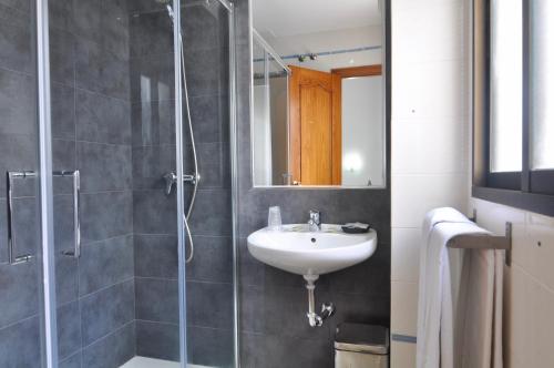 科尔多瓦大广场酒店的一间带水槽和淋浴的浴室