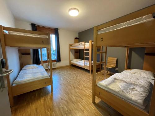 日内瓦日内瓦旅舍的一间房间,设有三张双层床