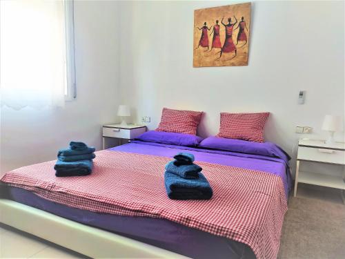 比利亚努埃瓦-赫尔特鲁ESPIGALL的一间卧室配有两张带毛巾的床
