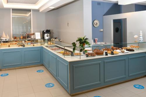卡托利卡托雷塔酒店的面包店提供糕点和蛋糕自助餐