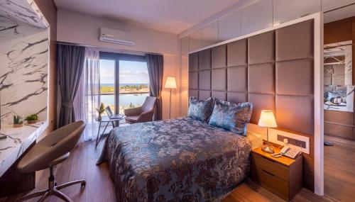 法马古斯塔Novel Centre Point Hotel的配有一张床、一张书桌和一扇窗户的酒店客房