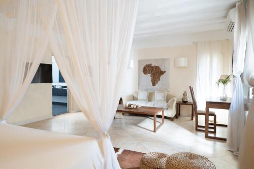 马林迪Lion in the Sun Billionaire Retreat Malindi的一间卧室设有一张床和一间客厅。