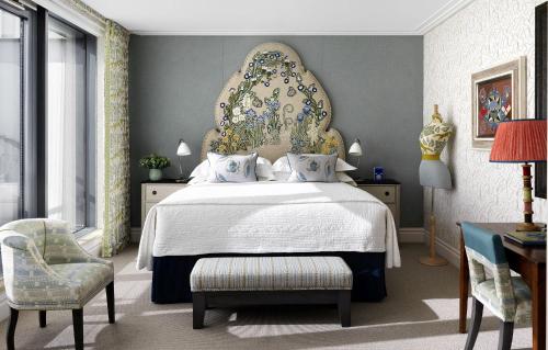 伦敦菲尔姆戴尔酒店集团汉姆庭院酒店的一间卧室配有一张大床和大床头板