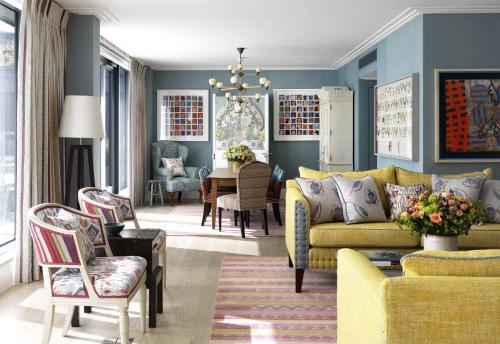 伦敦菲尔姆戴尔酒店集团汉姆庭院酒店的客厅配有黄色的沙发和桌子