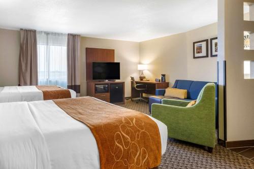 霍布斯霍布斯康福特套房酒店的酒店客房设有两张床和电视。