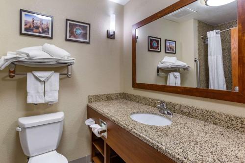 霍布斯霍布斯康福特套房酒店的一间带水槽、卫生间和镜子的浴室