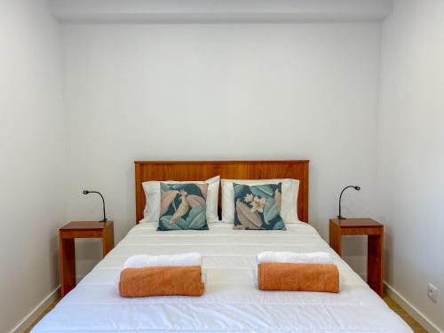 大里贝拉Baía dos Moinhos的卧室配有白色的床和2个枕头