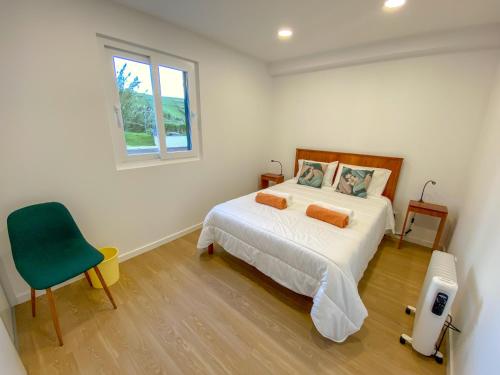 大里贝拉Baía dos Moinhos的白色的卧室设有床和窗户