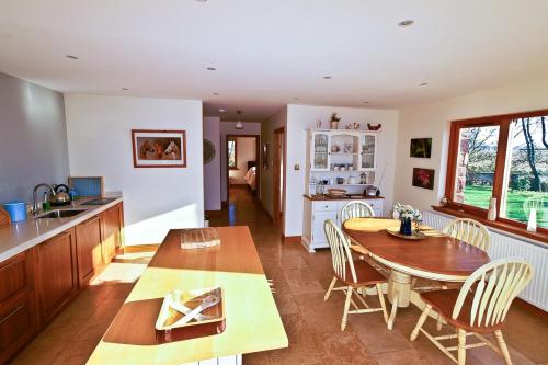 布里金Anglers Retreat的厨房以及带桌椅的用餐室。