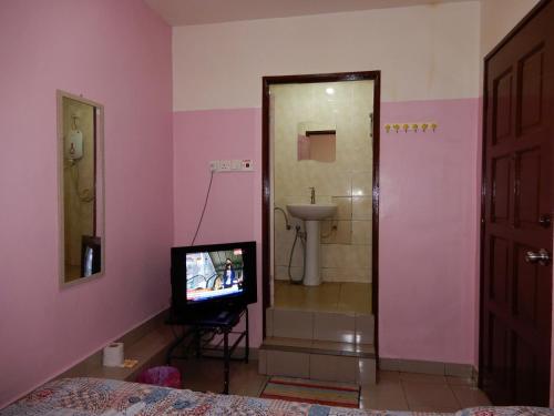 双溪大年LA MOTEL的客房设有带电视和淋浴的浴室。
