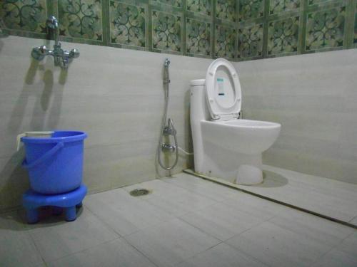 乔斯希马特Nandan Kanan Auli Resort的一间带卫生间和蓝色桶的浴室