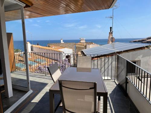 巴古尔Illa Blanca Mar Fornells的阳台配有桌椅,享有海景。